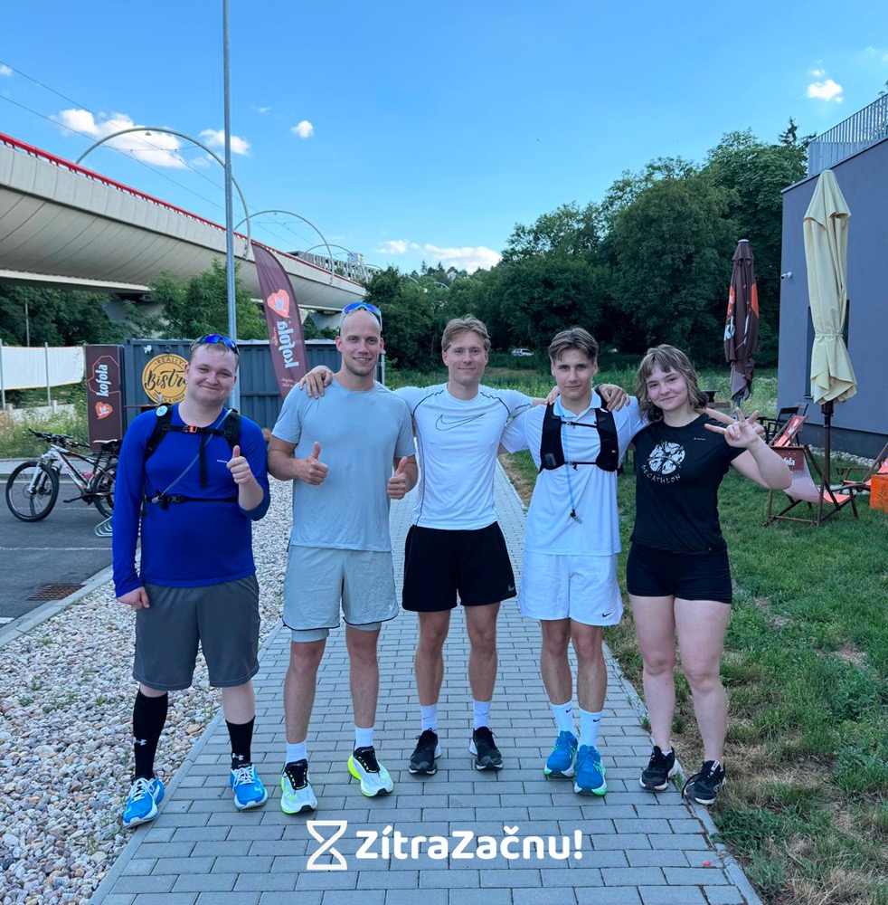 RunningClub 2. 7. před Really Fitness, pět běžců